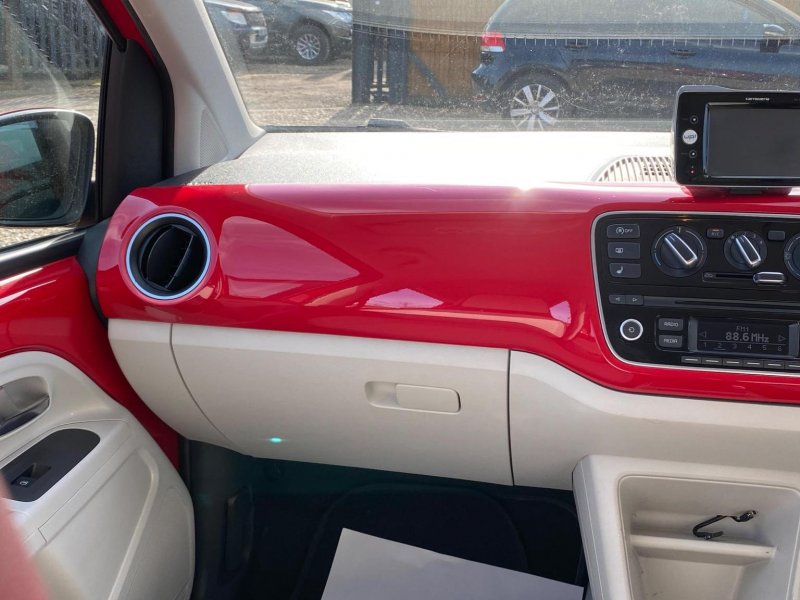 VOLKSWAGEN UP